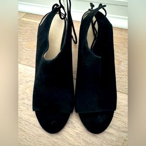 Close Haan NWT black suede pumps